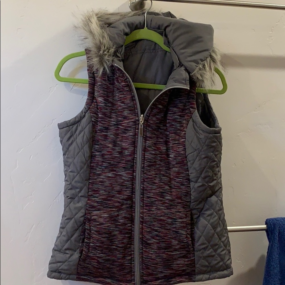 Completely reversible winter vest with zip-on hood